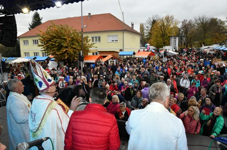 VESELO MARTINJE U KUTJEVU: Biskup krstio vino pred nekoliko tisuća posjetitelja