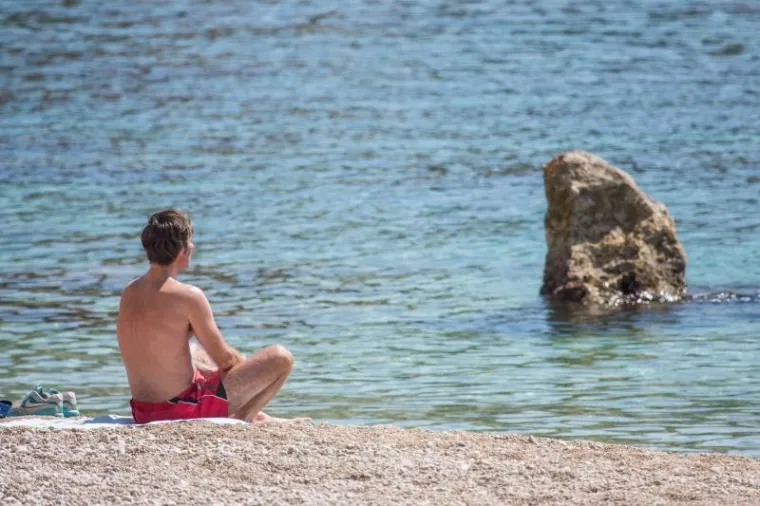 NA DUBROVAČKIM BANJAMA SVE VIŠE KUPAČA: Sunčano i toplo vrijeme zove na kupanje