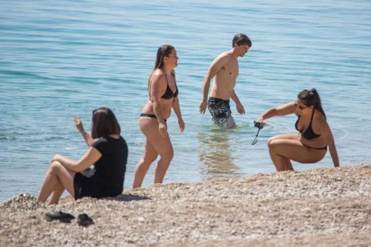NA DUBROVAČKIM BANJAMA SVE VIŠE KUPAČA: Sunčano i toplo vrijeme zove na kupanje