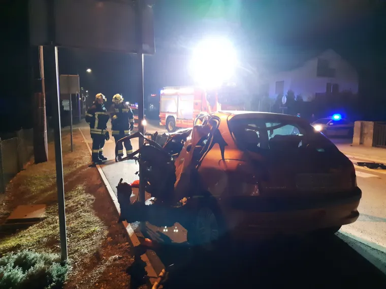 TEŠKA NESREĆA KOD ZAPREŠIĆA: Vozačica teško ozlijeđena, a mlada putnica prošla s lakšim ozljedama