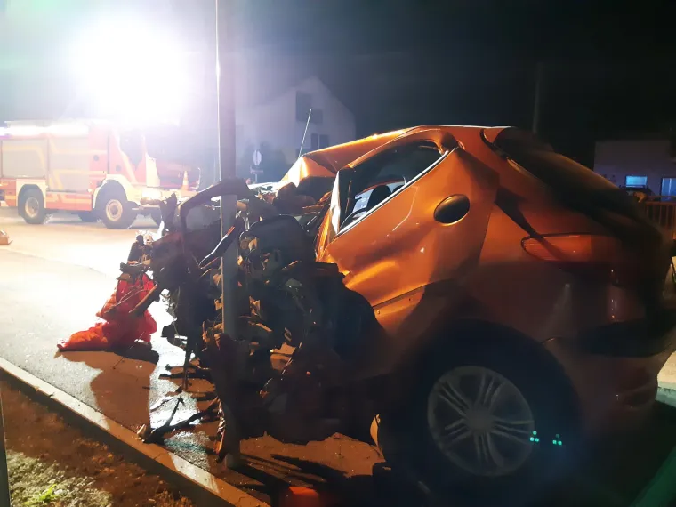 Sinoć u 23.45 sati, u mjestu Šibice dogodila se teška prometna nesreća koju je izazvala 27-godišnja vozačica osobnog automobila marke Peugeot 206 zagrebačkih registarskih oznaka. Vozačica je teško ozlijeđena, a njezina 25-godišnja putica prošla je s lakšim ozljedama.
