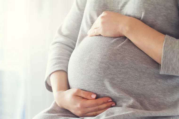 9.Trebaju li se cijepiti trudnice? Cijepljenje se preporučuje u bilo kojoj fazi trudnoće, a eventualno izbjegavanje u prvom tromjesečju rezultat je općeg stava prema bilo kakvim intervencijama u ranoj trudnoći, ističu u HZJZ.  Većina je podataka o cijepljenju trudnica protiv COVID-19 vezana uz primjenu mRNA cjepiva te su mRNA najbolji izbor za cijepljenje trudnica i dojilja.
Cijepljenje ne povisuje rizik spontanih pobačaja. Cijepljenje smanjuje rizik od razvoja teškog oblika bolesti, a time i vjerojatnost od prijevremenog poroda pa tako izravno čuva zdravlje ploda. Cijepljeni parovi mogu očekivati zadržanu plodnost i bolje rezultate liječenja, od onih koji obole od COVID-19.
Na temelju zaključaka velikog broja znanstveno utemeljenih, relevantnih istraživanja i publikacija, te argumentiranih mišljenja uglednih stručnih institucija i društava (Svjetske zdravstvene organizacije-WHO, Američkog društva za reproduktivnu medicinu - ASRM, Europskog društva za humanurreprodukciju i embriologiju - ESHRE, Kraljevskog društva opstetričara i ginekologa - RCOG,Američkog koleđa za opstetriciju i ginekologiju - ACOG CDC, i dr.) Hrvatsko društvo za ginekološku endokrinologiju i humanu reprodukciju, Hrvatsko društvo za perinatalnu medicinu., Hrvatsko društvo za ginekologiju i opstetriciju Hrvatskog liječničkog zbora donijelo je zaključak i preporuku da je trudnice poželjno cijepiti mRNA cjepivima jer cjepiva snažno štite trudnicu pa i fetus i novorođenče od bolesti.
Antitijela cijepljene trudnice se prenose preko posteljice u fetus i pružaju mu određenu zaštitu, što se prenosi i na prvih nekoliko tjedna nakon porođaja
Antitijela cijepljene trudnice ili trudnice koja je preboljela COVID-19 preko mlijeka se prenose novorođenčetu pružajući mu svojevrsnu zaštitu.
No kako trudnoću može pratiti čitav niz drugih poremećaja, od trudničkog dijabetesa do slabokrvnosti, obvezno je konačnu odluku donijeti uz savjetovanje s liječnikom.
