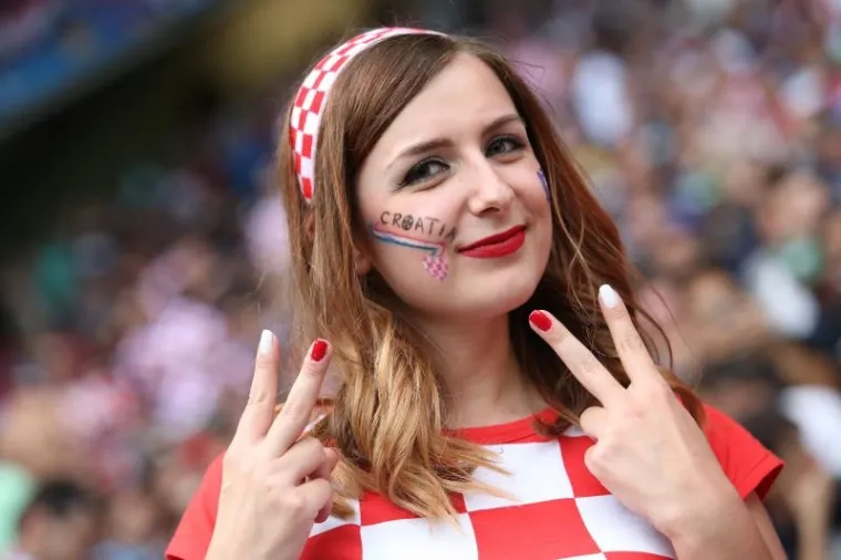 ONE SU BILE LJEPŠI DIO VEČERI: Hrvatske ljepotice stadionu Geoffroy-Guichard