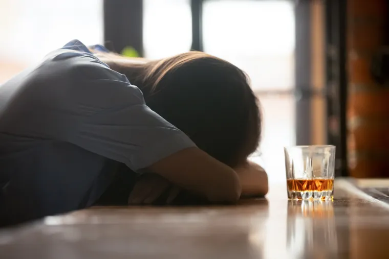 6. Pije alkohol kako bi mogla funkcionirati