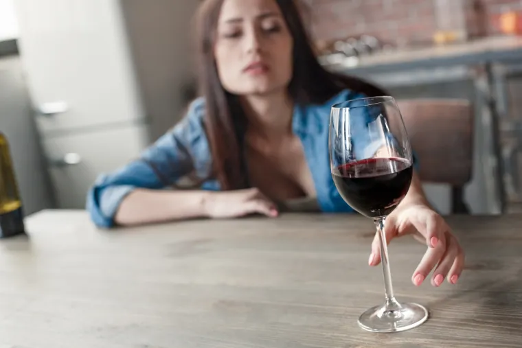 8. Postaju razdražljivi, tjeskobni, nemirni i ne mogu zaspati ako ne piju