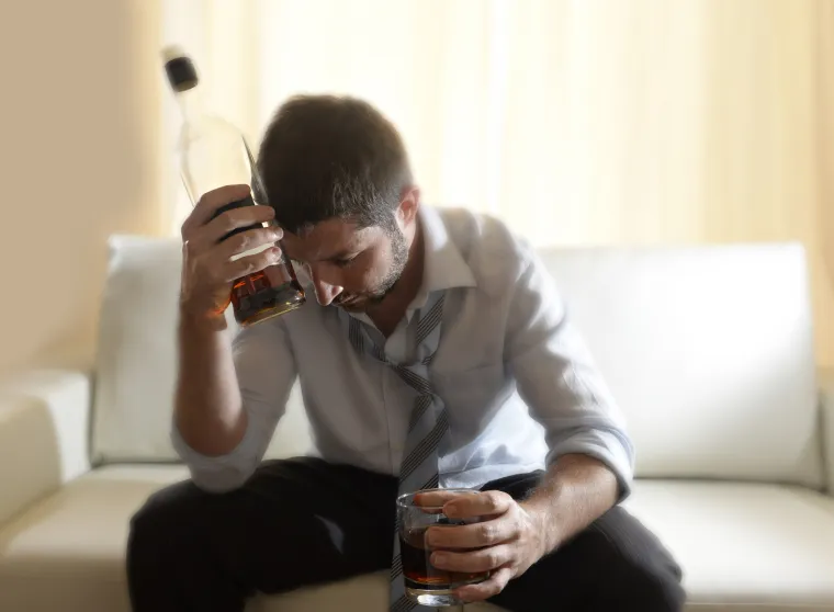 pijenje alkohola ujutro, prije nego što krenu na posao ili obavljati obveze