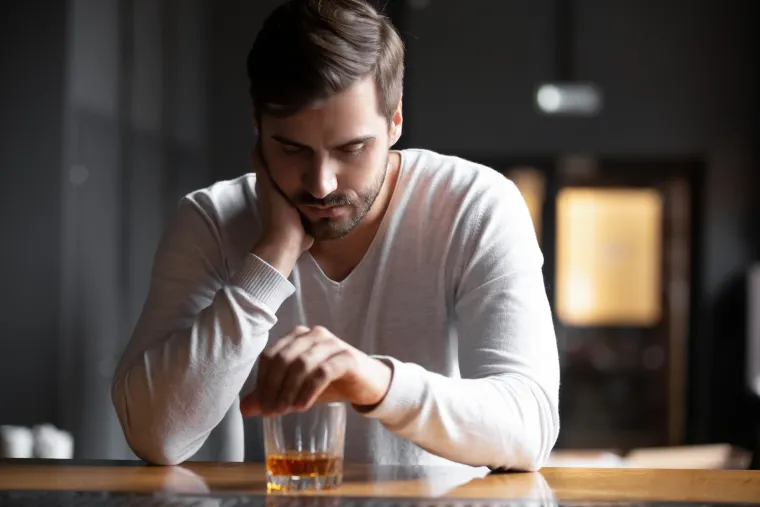 10. Izbjegavanje društvenih događaja koji ne uključuju alkohol