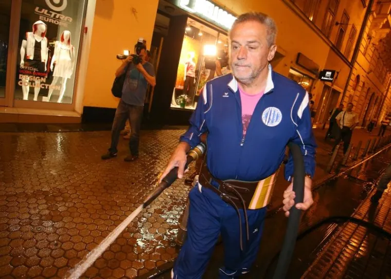 Zagrebački gradonačelnik Milan Bandić pridružio se djelatnicima Čistoće u utorak oko 4:20 sati na Trgu bana Jelačića. U ruke je uzeo šmrk i pokazao im je kako se čiste ulice. Komentirao je to u svom stilu: 'Treba to polizati'.
