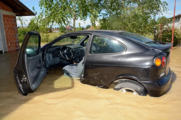 Obilna kiša opet izazvala poplave u Lekeniku i Pešćenici
