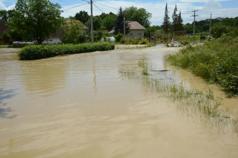 Obilna kiša opet izazvala poplave u Lekeniku i Pešćenici