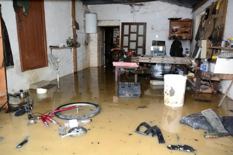 Obilna kiša opet izazvala poplave u Lekeniku i Pešćenici