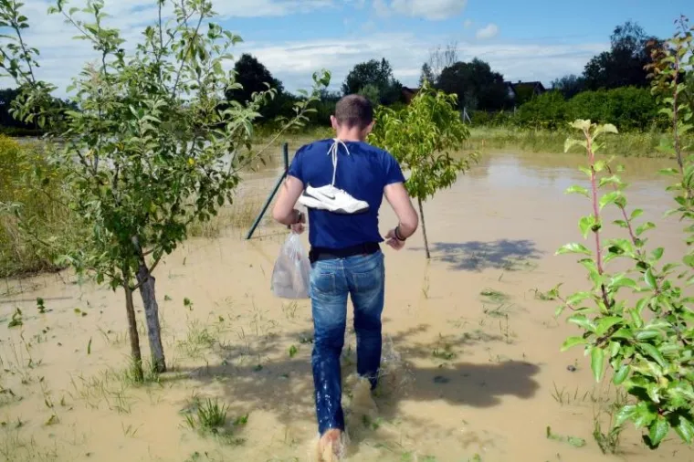 Obilna kiša opet izazvala poplave u Lekeniku i Pešćenici