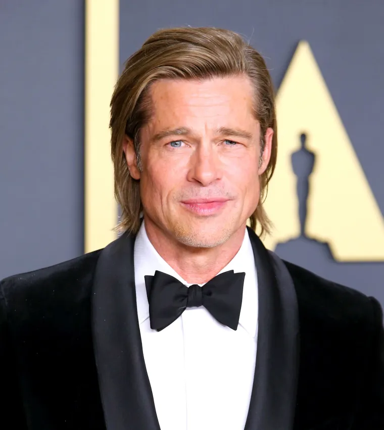 Brad Pitt (57) Glumac koji je desetljećima bio jedan od najatraktivnijih muškaraca u Hollywoodu ipak je nešto radio na svom licu, no zahvati su dovoljno suptilni. Najuočljiviji od njih je operacija ušiju. 
