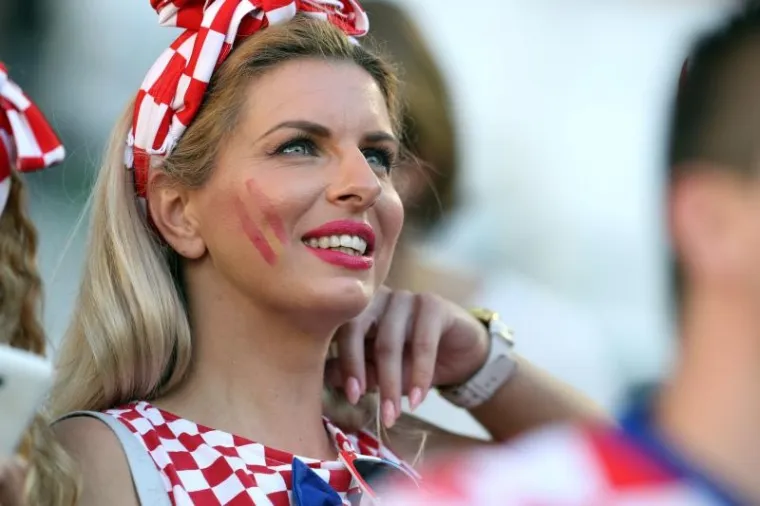 Na tribinama u Bordeauxu velik je broj hrvatskih navijačica koje svojom ljepotom plijene pažnju svjetskih fotoreportera.