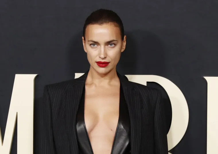 Zamalo toples: Božanstvena Irina Shayk u ultravrućoj kombinaciji došla podržati Bradleyja Coopera