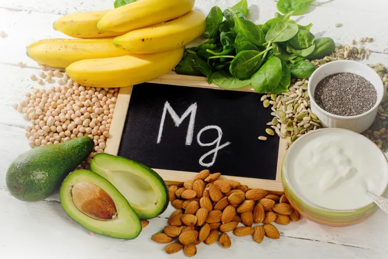 Uzimanje magnezija i vitamina B6 može pomoći kod simptoma PMS-a, poput depresije, anksioznosti, nadutosti te žudnje za hranom. Magnezij se može uzimati u kapsulama, šumećim tabletama ili mikrogranulama kao dodatak prehrani. Recite &quot;baj-baj&quot; lošem raspoloženju!