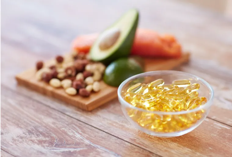 Ako čajevi, orašasti plodovi i lagana hrana ne pomažu, onda bi uzimanje omega-3 masnih kiselina svakako trebalo. Prema nekim istraživanjima, omega masne kiseline utječu na određene hormone i neurotransmitere poput serotonina i dopamina koji utječu na učinak PMS-a.

