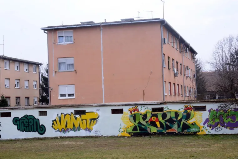 GRAFITERI OSLIKALI GARAŽE U SISKU: 'Ljubav se ljubavlju vraća'