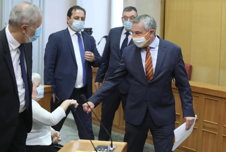 KONSTITUIRAJUĆA SJEDNICA 10. SAZIVA HRVATSKOG SABORA: Maske i socijalna distanca u saborskim klupama