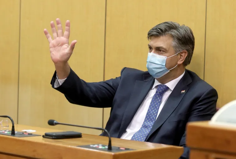 KONSTITUIRAJUĆA SJEDNICA 10. SAZIVA HRVATSKOG SABORA: Maske i socijalna distanca u saborskim klupama