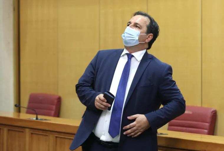 KONSTITUIRAJUĆA SJEDNICA 10. SAZIVA HRVATSKOG SABORA: Maske i socijalna distanca u saborskim klupama