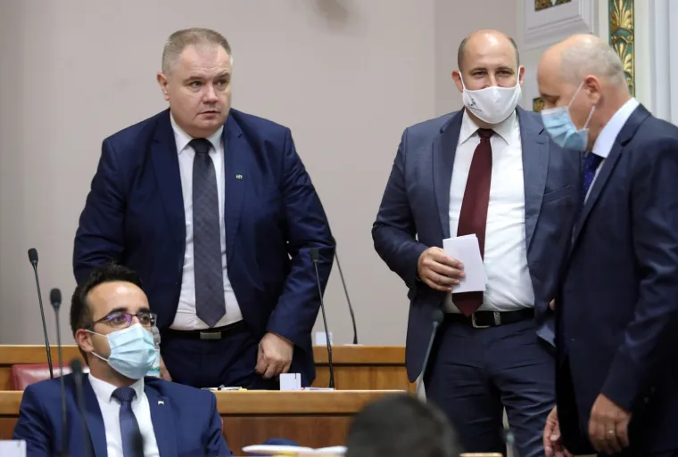 KONSTITUIRAJUĆA SJEDNICA 10. SAZIVA HRVATSKOG SABORA: Maske i socijalna distanca u saborskim klupama