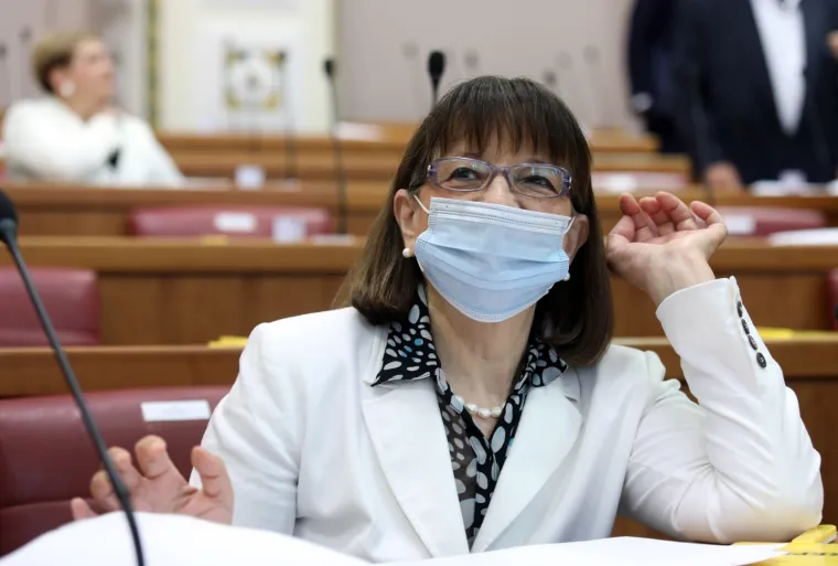 KONSTITUIRAJUĆA SJEDNICA 10. SAZIVA HRVATSKOG SABORA: Maske i socijalna distanca u saborskim klupama