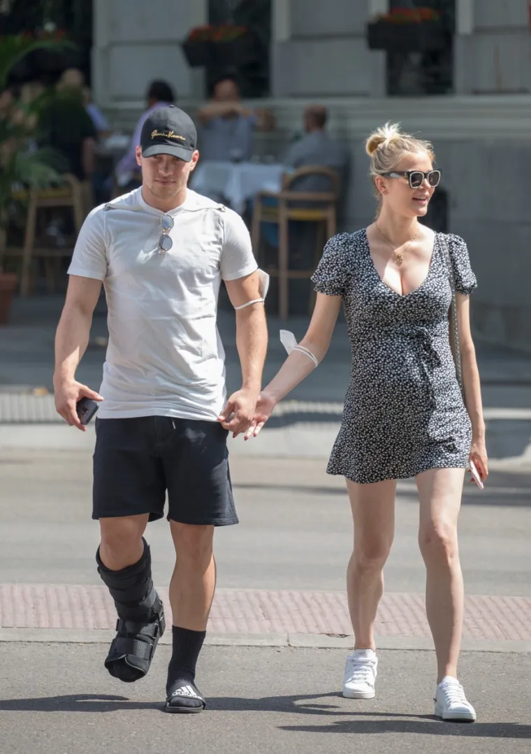 LUKA JOVIĆ OPET U SREDIŠTU KONTROVERZE: Srpski napadač šetao s lijepom Sofijom ulicama Madrida i pokazivao srednji prst