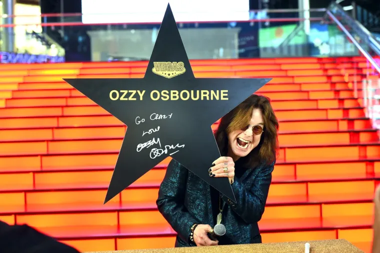Tijekom 2002. godine, kada je reality show &quot;Osbourneovi&quot; bio jedna od najgledanijih, Ozzy je pio čak 25 tableta Vicodina dnevno. Da stvar bude još luđa, to je bio samo jedan od 42 različita lijeka koje je dobio na recept, a koje je svakodnevno pio.