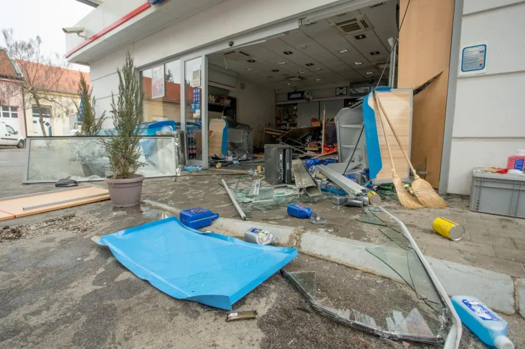 EVO KAKO IZGLEDA BENZINSKA U KOJU SE ZABIO BOČKAJ: Napravio je totalni kaos, srećom nitko nije stradao