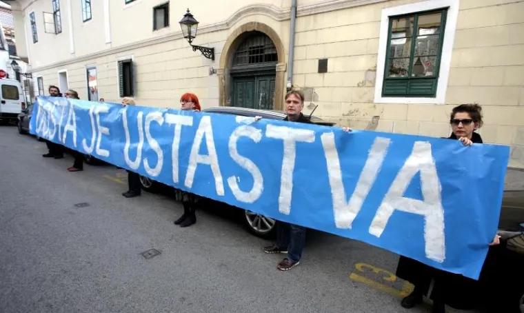 Protiv prijedloga da Nagradu Grada Zagreba dobije Jakov Sedlar prosvjedovalo je desetak aktivista iz koalicije Zagreb je naš!, Nove ljevice i Radničke fronte.