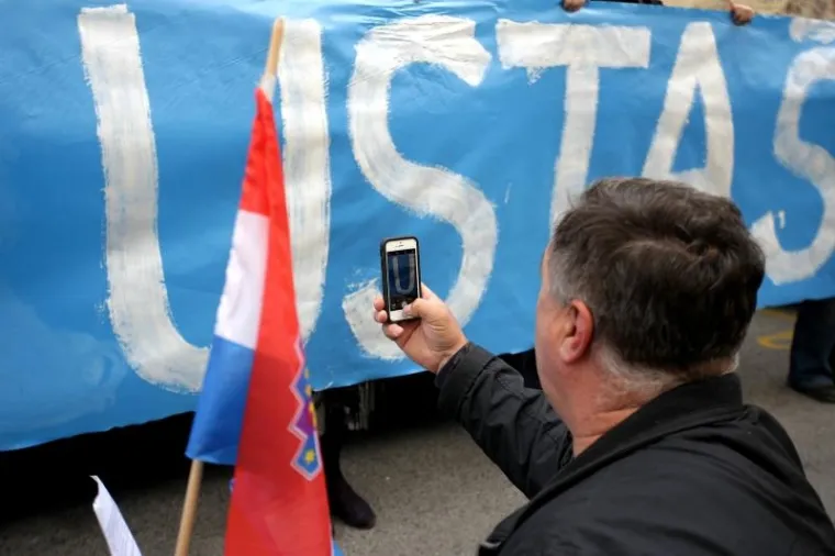 Dodala je kako je "tu vidjela jednu malu skupinicu građana s nekim čudnim transparentima". Mi živimo u slobodnoj, suverenoj, neovisnoj Republici Hrvatskoj koju su izborili hrvatski branitelji zajedno i uz potporu hrvatskog naroda, zemlji koja je Ustavom zajamčila prava hrvatskim državljanima i svim etničkim zajednicama, rekla je Gregurić.
