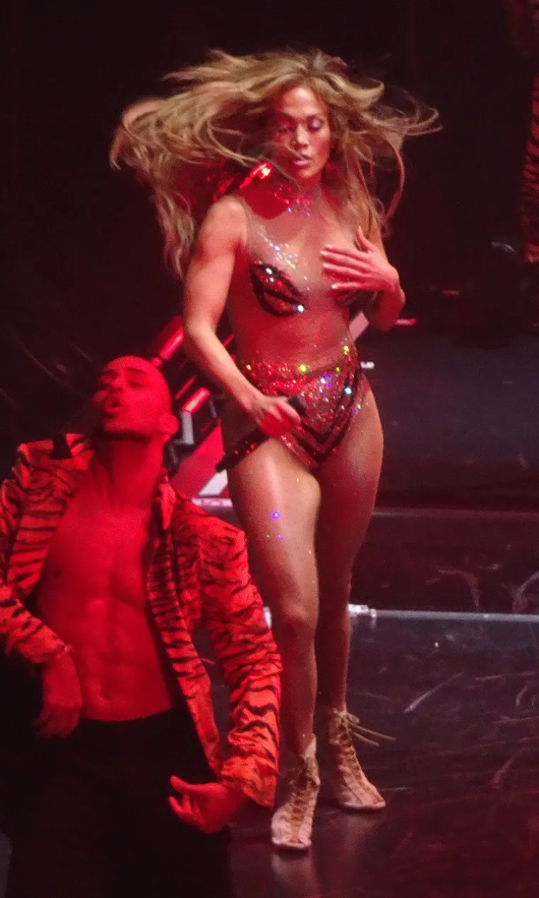Američka pop zvijezda Jennifer Lopez u sklopu svoje "Its MY Party" turneje nastupila je u Forumu u Los Angelesu. Atmosferu je dovela do usijanja izvedbom svojih najvećih hitova i seksi scenskim nastupom u izazovnim kostimima. Foto: Profimedia