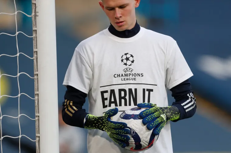 Nogometaši Leeds Uniteda prije utakmice s Liverpoolom u Premierligi istrčali su u posebnim majicama na kojoj je napisana poruka protiv Superlige, elitnog natjecanja kojem se njihov protivnik pridružio. Foto: Profimedia