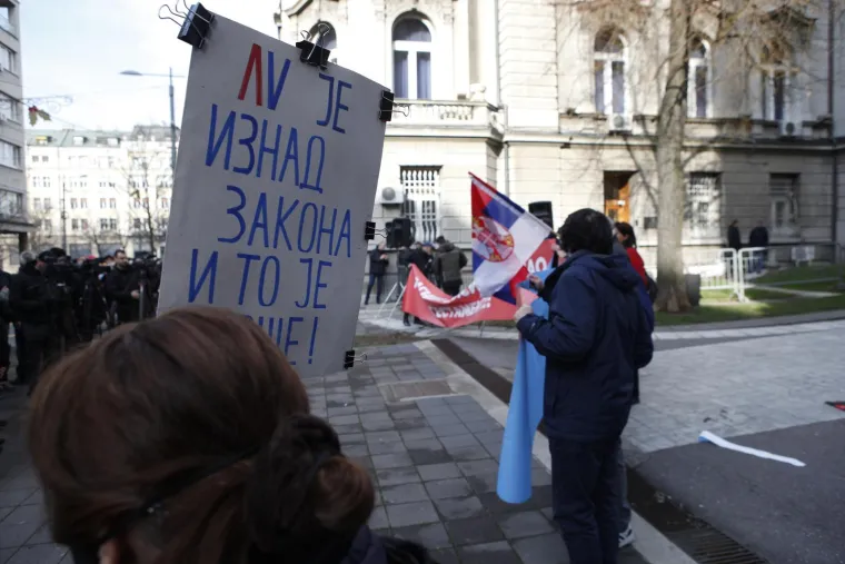 Prosvjednici zablokirali ceste, u Novom Sadu ima i ozlijeđenih nakon tučnjave