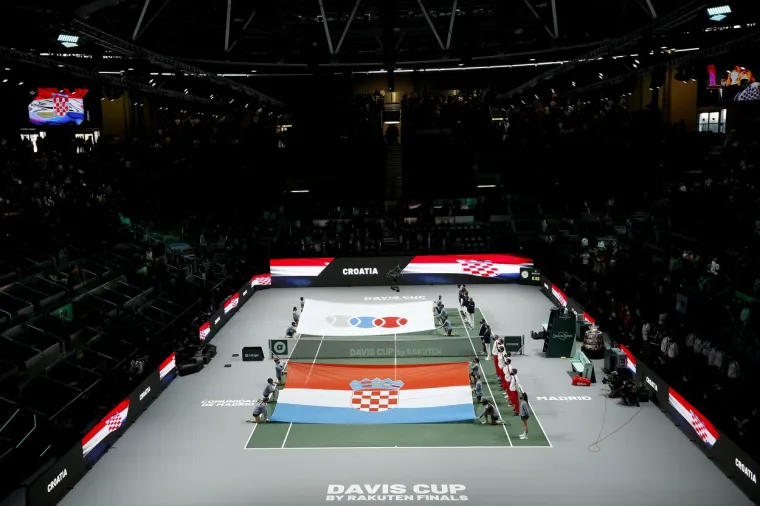Hrvatska ili Rusija – to je posljednja dvojba koja je preostala na završnici Davis Cupa. U Madridu su se sastale jedine dvije reprezentacije koje dosad nisu izgubile nijedan susret, niti u skupinama, niti u fazi natjecanja nakon toga. Hrvatskih navijača na tribinama ima u velikoj mjeri i pomažu tenisačima da ostvare što bolji rezultat.
