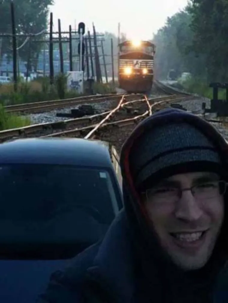 OD ABORTUSA DO SPROVODA: Ovo su najmorbidniji trenuci u kojima se ljudi slikali selfie