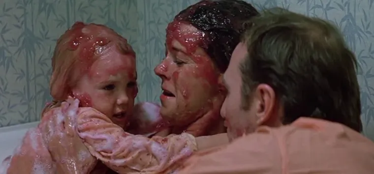 Heather O&apos;Rourke i JoBeth Williams na setu kontroverznog horora &quot;Poltergeist&quot;. JoBeth je utjelovila lik majke Diane Freeling, a lik malene Carol Anne Freeling &apos;80-ih je ovu djevojčicu lansirao među holivudsku elitu. Nažalost, zbog prerane smrti nije mogla uživati u svojem statusu zvijezde.