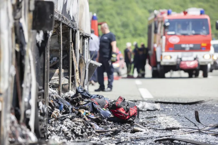 POTPUNO IZGORIO AUTOBUS NA AUTOCESTI KOD GROBNIKA: Apsolutni užas, prevozio je školsku djecu na turnir