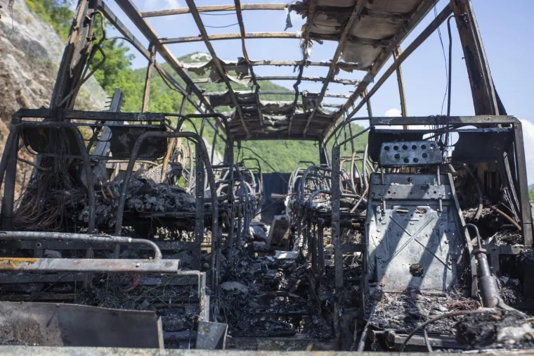 POTPUNO IZGORIO AUTOBUS NA AUTOCESTI KOD GROBNIKA: Apsolutni užas, prevozio je školsku djecu na turnir