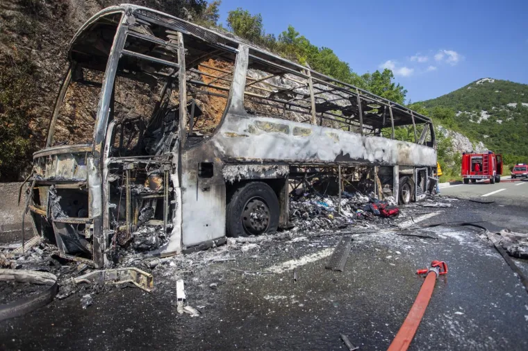 POTPUNO IZGORIO AUTOBUS NA AUTOCESTI KOD GROBNIKA: Apsolutni užas, prevozio je školsku djecu na turnir