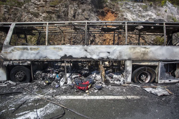 POTPUNO IZGORIO AUTOBUS NA AUTOCESTI KOD GROBNIKA: Apsolutni užas, prevozio je školsku djecu na turnir