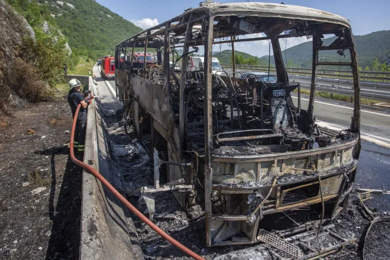 Oko 13.30 sati zapalio se autobus prije naplatnih kućica Grobnik, na autocesti Rijeka - Zagreb, u smjeru Rijeke.