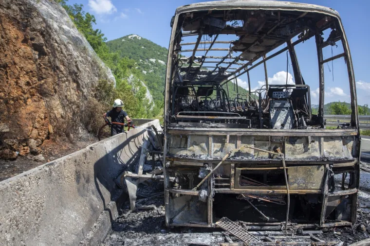 POTPUNO IZGORIO AUTOBUS NA AUTOCESTI KOD GROBNIKA: Apsolutni užas, prevozio je školsku djecu na turnir