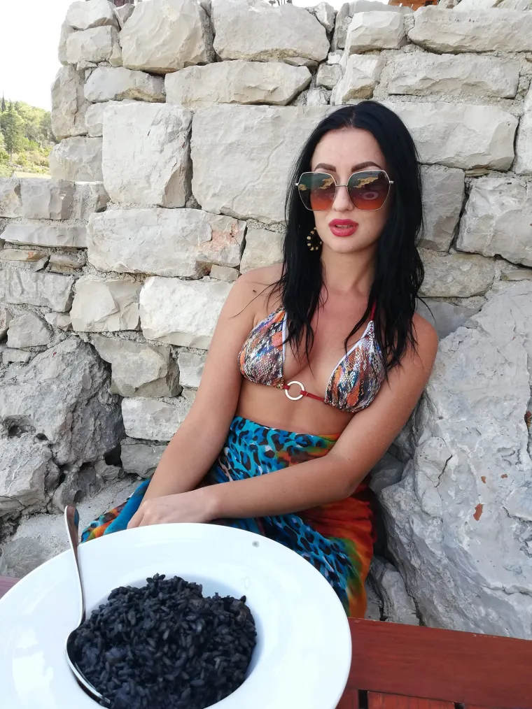 &quot;Sama sam došla na ideju da se pridružim OnlyFansu jer volim sve što je vezano uz erotizam, modu, ljepotu. Tu sam se pronašla&quot;, kazala je za Daily Star i dodala na kraju: