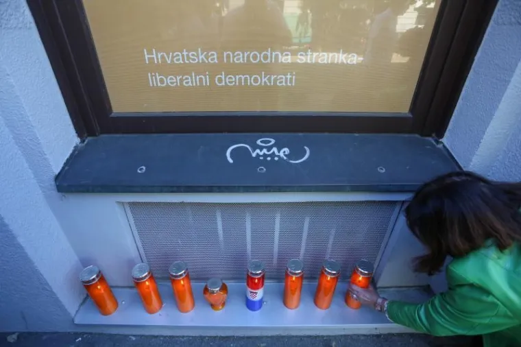 RAZOČARANI HNS-ovci ISPRED SREDIŠNJICE STRANKE ZAPALILI SVIJEĆE: 'HNS je umro'