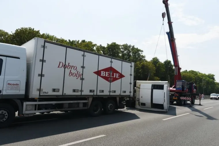 Na nadvožnjaku Slavonske avenije iznad skretanja za Sesvete prevrnula se prikolica kamiona tvrtke Belje.