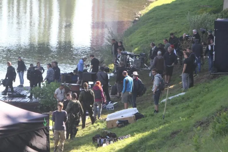 Na obali rijeke Kupe u Preradovićevoj ulici, u središtu grada, nastavljeno je snimanje scena za film Luca Besona The Lake. Snimane su scene s vojnicima kako jure u čamcima te izlaze iz rijeke Kupe.