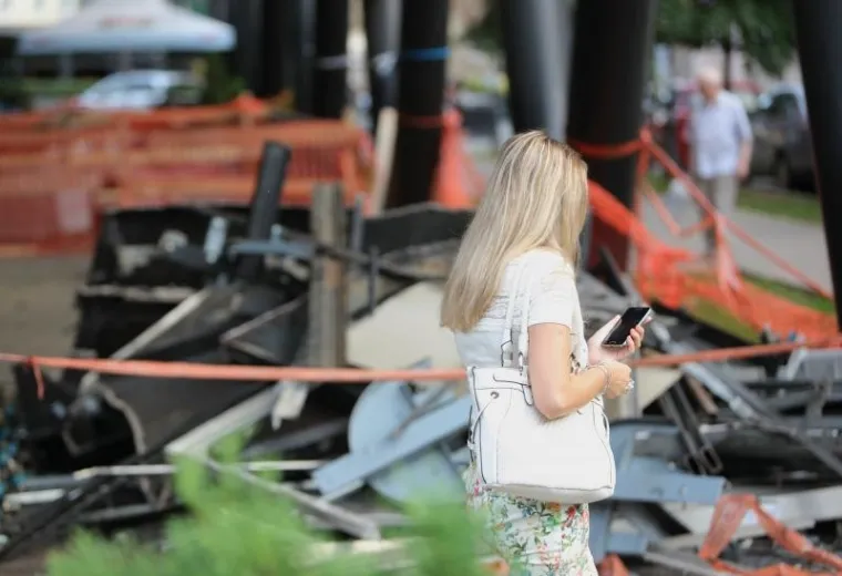 Cascade - Prebendarski vrtovi, nekada najluksuzniji trgovački centar u Zagrebu danas je zapušten. Sve trgovine su zatvorene, a cijeli centar pun je smeća.