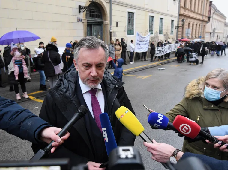 Prosvjednike su došli podržati saborska zastupnica Karolina Vidović Krišto, Miroslav Škoro te oporbeni gradski zastupnici Domovinskog pokreta, Mosta, HDZ-a, HSLS-a i stanke BM 365 - Stranke rada i solidarnosti.